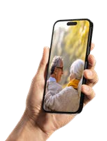 Een hand houdt een telefoon vast met daarop een foto van een ouder echtpaar